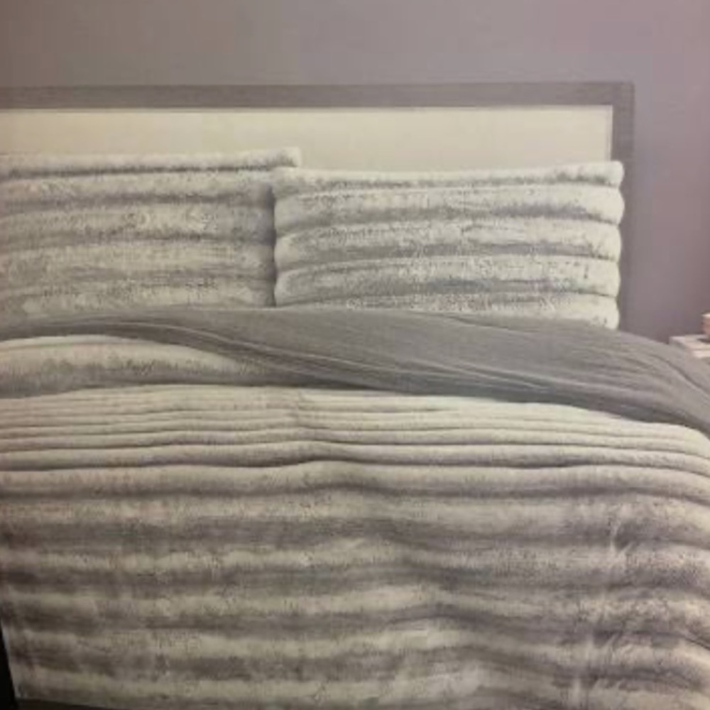 Frye Faux Fur 3 piece KING Comforter Set